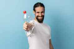 男人。持有塑料瓶令人担忧的塑料回收环境污染