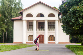 运动女人瑜伽体式支持头手倒立街萨兰巴西尔萨萨纳平衡的姿势