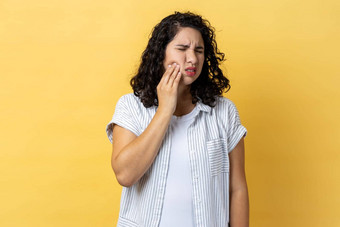 女人触碰脸颊有不足疼痛感觉可怕的牙疼痛牙周疾病