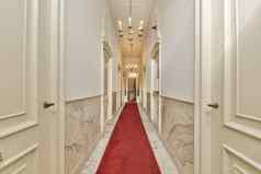 走廊红色的地毯白色大理石墙