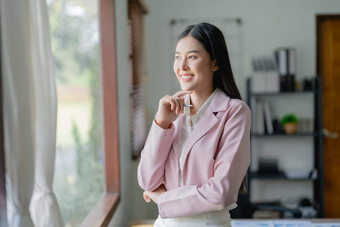 兴奋女商人电脑移动PC办公室业务概念