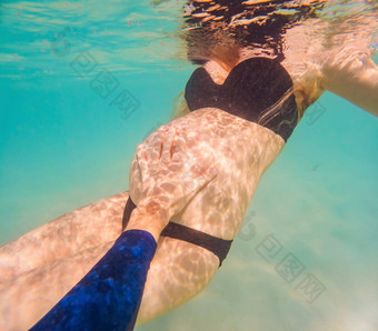 怀孕了女人nderwater游泳热带海健康的活跃的怀孕年轻的期待妈妈夏天海滩假期婴儿出生游泳假期水有趣的旅行怀孕水下摄影