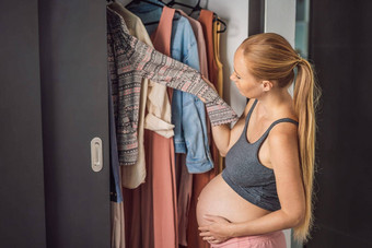 怀孕了女人穿怀孕了女人站前面衣橱衣服穿衣服适合