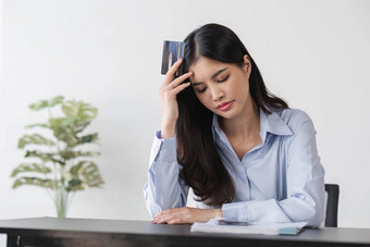 不开心年轻的亚洲女人坐首页手机问题购物在线信贷卡心烦意乱沮丧千禧少数民族女困惑银行错误错误支付互联网