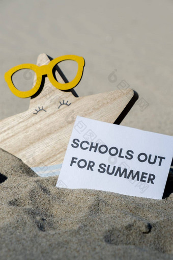 学校夏天文本纸问候卡背景有趣的海星眼镜夏天假期装饰桑迪海滩太阳海岸假期概念明信片旅行