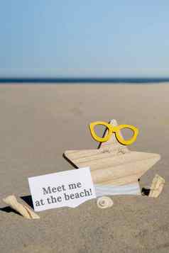 满足海滩文本纸问候卡背景有趣的海星眼镜夏天假期装饰桑迪海滩太阳海岸假期概念明信片旅行