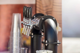 手工制作的啤酒水龙头酒吧计数器酒吧啤酒利用一边视图概念购买销售喝啤酒