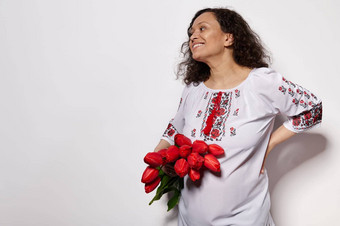 多少数民族怀孕了女人穿绣花衬衫乌克兰少数民族点缀持有花束红色的郁金香