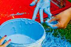 蓝色的油漆桶红色的塑料托盘手完整的蓝色的油漆