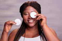 非洲美国女人删除眼睛化妆棉花磁盘