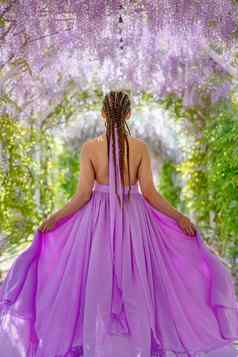 女人紫藤淡紫色衣服深思熟虑的快乐成熟的女人普尔