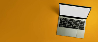 移动PC电脑白色空屏幕黄色的背景复制空间做广告文本