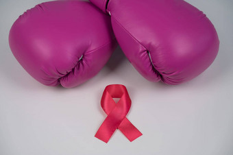粉红色的拳击手套粉红色的<strong>丝绸</strong>丝带<strong>白色背景</strong>乳房癌症概念
