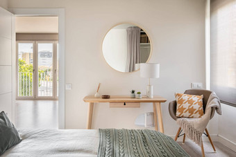 卧室光颜色木生态家具配件镜子全景窗口概念简洁的斯堪的那维亚室内Copyspace