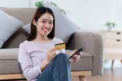 在线商店图标购物互联网亚洲女人虚拟屏幕手选择智能手机应用程序