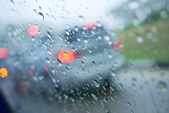 雨滴车窗口多雨的一天