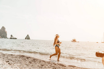 女人旅行夏天海快乐旅游蓝色的比基尼享受风景优美的视图海火山山采取图片捕获记忆旅行冒险