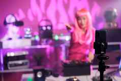 亚洲粉红色的头发执行电子音乐专业混合机控制台记录过程