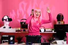 女人粉红色的头发跳舞有趣的俱乐部玩电子音乐专业混合机控制台