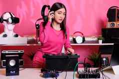 亚洲音乐家执行电子音乐俱乐部晚上专业混合机控制台