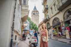 肖像美丽的女人旅游视图加拉塔塔贝约格鲁伊斯坦布尔火鸡突厥语