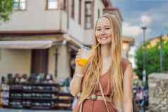 快乐女人旅游新鲜的汁背景街安塔利亚女旅游旅行者发现有趣的的地方受欢迎的景点走城市卡莱奇安塔利亚火鸡突厥语