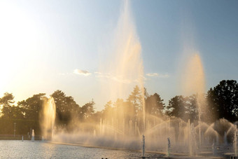 多媒体喷泉百周年大厅弗罗茨瓦夫波兰最大的喷泉波兰最大的欧洲阳光水溅美丽的体系结构喷泉