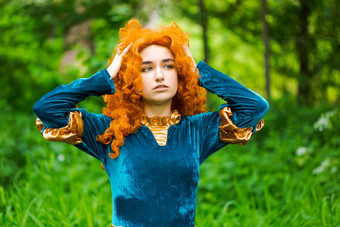 可爱的女孩美丽的衣服森林字符动漫真人秀节日肖像