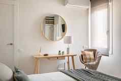 视图床上舒适的浅色的卧室木eco-furniture控制台镜子公寓年轻的家庭概念舒适的公寓