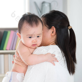 妈妈。过分溺爱的婴儿