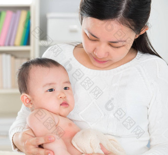 亚洲妈妈。过分溺爱的婴儿女孩