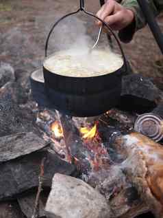 传统的篝火烹饪