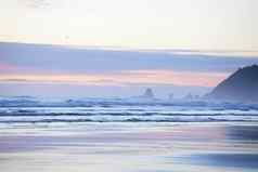 色彩斑斓的柔和的色调天空大炮海滩俄勒冈州