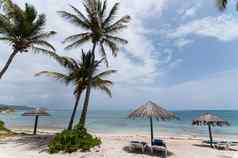 阳光明媚的加勒比海滩躺椅雨伞