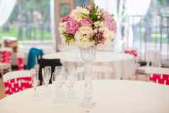 美丽的明亮的花束花婚礼表格花瓶