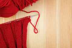 红色的针织肋骨针球纱