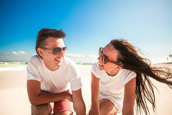 快乐微笑夫妇异国情调的白色海滩相机