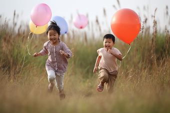 孩子追逐气球玩耍打闹草地