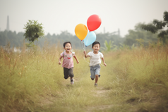 孩子追逐气球玩耍摄影图15