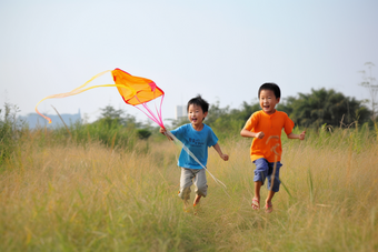 孩子<strong>放风筝</strong>玩耍天空奔跑