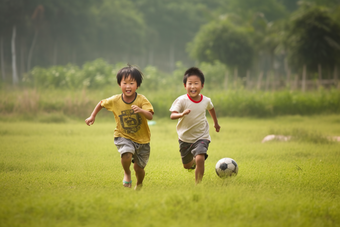 孩子踢足球玩耍儿童开心