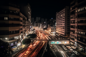 夜晚车水马龙的街道路灯马路