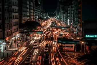 夜晚车水马龙的街道路灯流