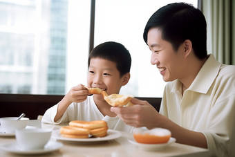 父子共进早餐孩子早饭