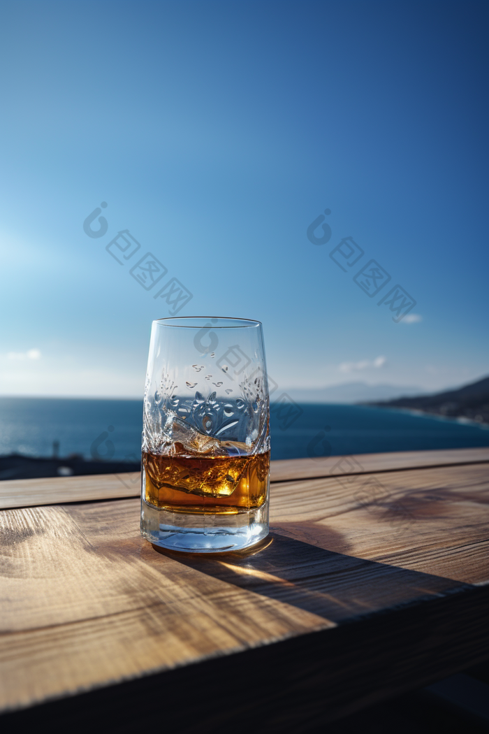 海边阳光下的威士忌大海木板