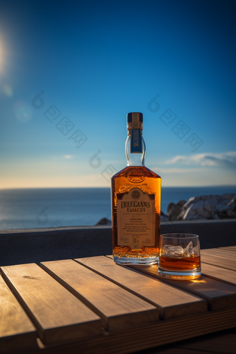 海边阳光下的威士忌夏日饮料