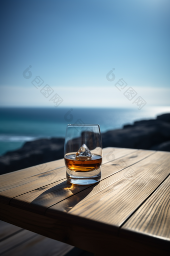 海边阳光下的威士忌透视酷暑