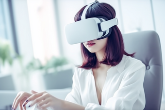 穿戴VR设备体验的人眼镜控制器