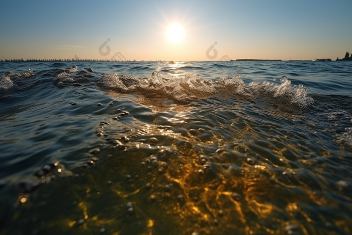 夏日波光粼粼的海面阳光照射