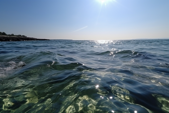 夏日波光粼粼的海面水照射